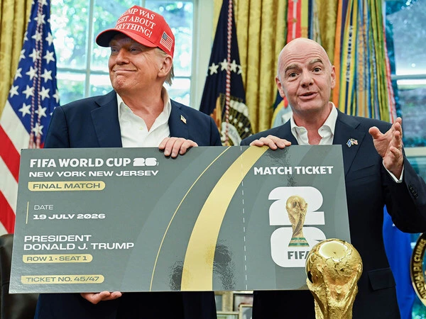 2026年W杯決勝のダミーチケットを持つドナルド・トランプ大統領（左）とFIFAのジャンニ・インファンティーノ会長　photo by Annabelle Gordon / UPI / Bloomberg via Getty Images