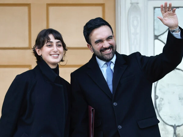 ニューヨークの新市長ゾーラン・マムダニ（右）と妻のラマ・ドゥワジ　 photo by John Lamparski / Bloomberg via Getty Images