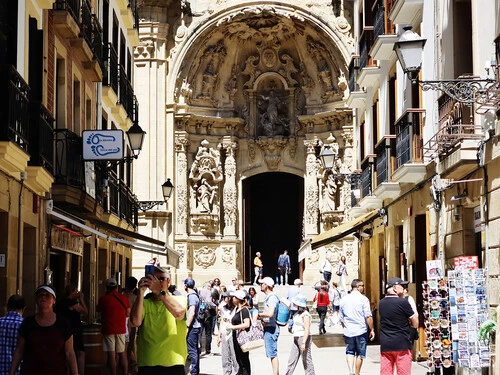 さまざまな飲食店が並ぶサン・セバスティアンの旧市街 photo by Daisuke Nakashima