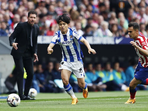 ディエゴ・シメオネ監督（アトレティコ・マドリード）の目の前を駆け抜ける久保建英 photo by Daisuke Nakashima