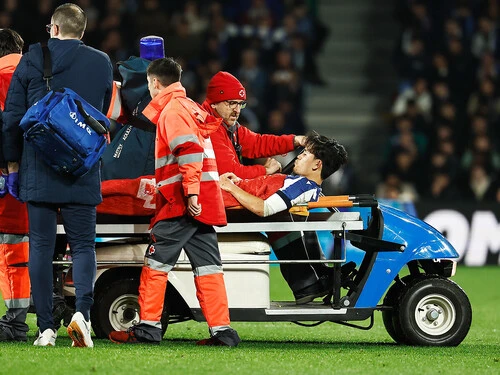 バルセロナ戦で負傷し、担架で運び出される久保建英（レアル・ソシエダ） photo by Mutsu Kawamori／MUTSUFOTOGRAFIA