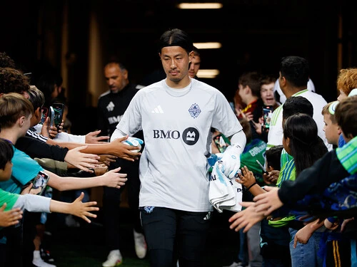 スタジアムでファンに囲まれる高丘陽平（バンクーバー・ホワイトキャップス） photo by AP Photo/Kevin Ng