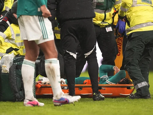 サンダーランド戦で負傷し、担架で運ばれる遠藤航（リバプール） photo by PA Images／AFLO