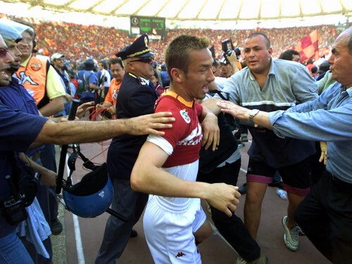 セリエAでの優勝を決めもみくちゃにされるローマの中田英寿 photo by Reuters／AFLO 