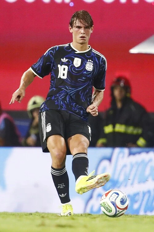 アルゼンチン代表の21歳、ニコ・パス。セリエＡのコモでプレーしているphoto by Getty Images