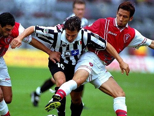 1998年、セリエAのペルージャに入団、ユベントスと対戦した中田英寿 photo by S.Giglio / Football Press