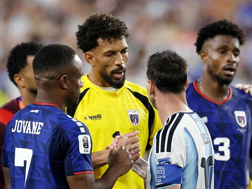 試合後、健闘を称え合うボジーニャとリオネル・メッシ photo by Reuters/AFLO