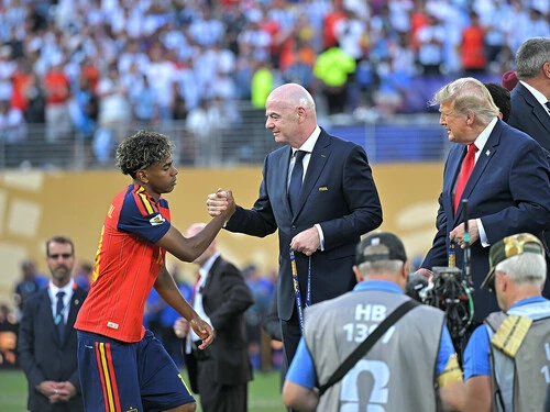 ワールドカップ決勝戦の試合後、ラミン・ヤマルと握手をするジャンニ・インファンティーノFIFA会長 photo by JMPA