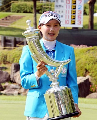 サントリーレディスオープンで日本女子ツアーの史上最年少優勝を飾ったキム・ヒョージュ。photo by Nikkan sports