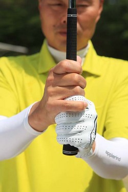 韓国人プロゴルファーのほとんどがオーバーラッピング・グリップ。両手首の一体感があるうえ、ボールにパワーを伝えやすい。