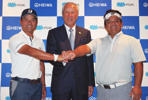 ホストプロとして抱負を語ってくれた宮里優作選手（左）。中央は日本 ゴルフツアー機構の青木功会長、右は兄の聖志選手