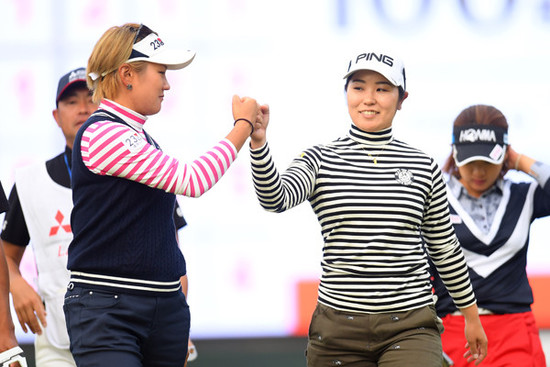賞金ランク４位の成田美寿々（左）と同５位の比嘉真美子。photo by Getty Images