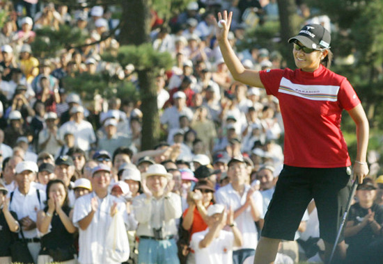 大観衆に見守られ、日本女子オープンの優勝を飾った宮里藍