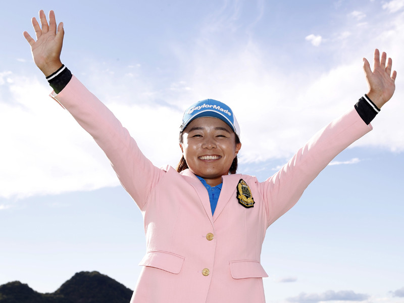 日向娘・永峰咲希が女子プロ制覇。支え続けた両親へ感謝の言葉があふれ出た