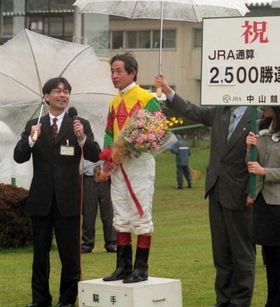 史上初のＪＲＡ通算2500勝を達成し、祝福を受ける岡部幸雄騎手。