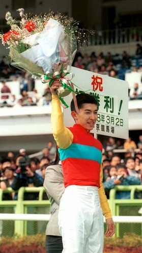 デビュー２連勝を飾った福永祐一。同期には、ＪＲＡ初の女性騎手３人をはじめ、双子の柴田大知と未崎らもいて、話題を呼んだ。