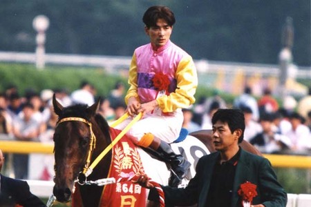 サニーブライアンに騎乗して第64回日本ダービーで栄冠を手にした大西直宏氏。