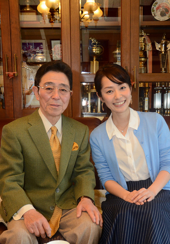 阪神JFのレース検討を入念に行なった佐々木竹見氏（左）と谷桃子（右）