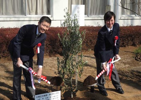 卒業記念の植樹をする藤田菜七子（右）と森裕太朗