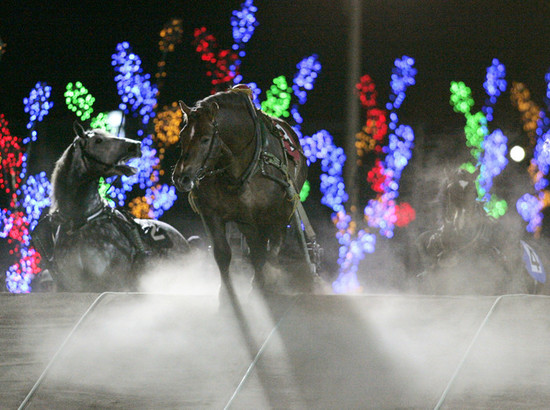 幻想的な雰囲気の中で行なわれているばんえい競馬。photo by Kyodo News