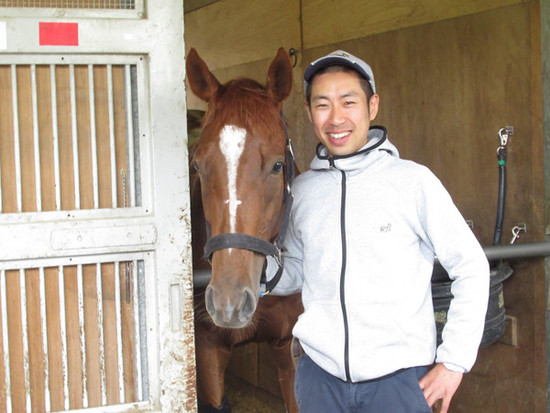 リエノテソーロと、同馬を管理する武井亮調教師。photo by Tsuchiya Masamitsu