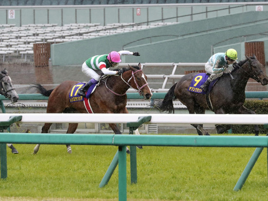 桜花賞では２着に終わったレシステンシア（左）。右は勝ち馬デアリングタクト