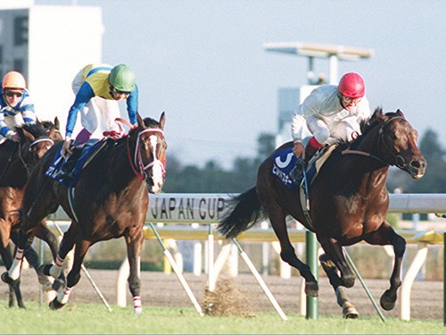 97年、世界最強馬を相手に最後まで接戦を演じたエアグルーヴ（左）