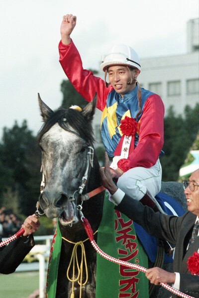 1989年のマイルチャンピオンシップを制したオグリキャップと南井克己騎手