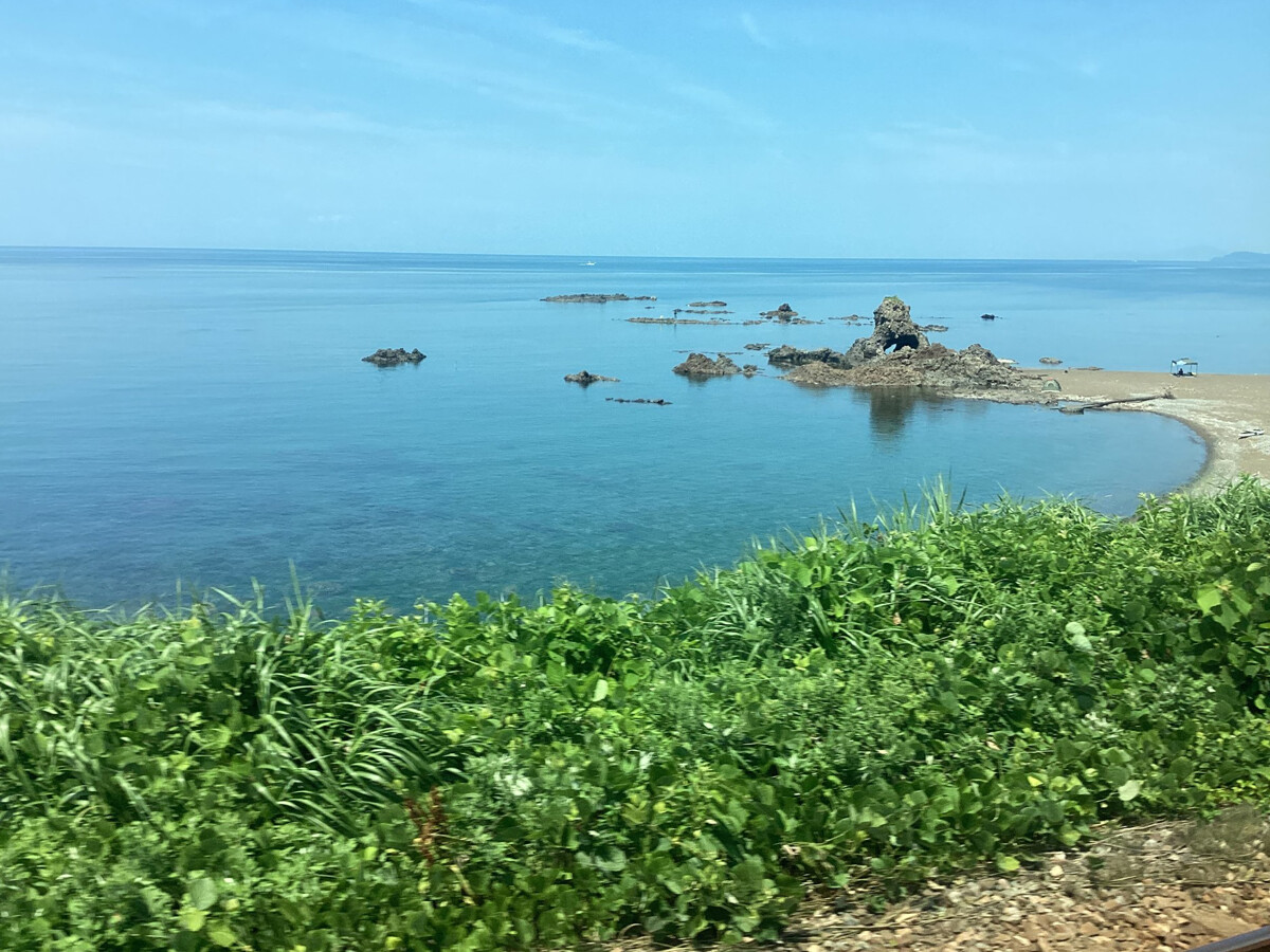 予定どおりにはいかぬ「旅打ち」の合間、車窓から広がる日本海の美しさに涙