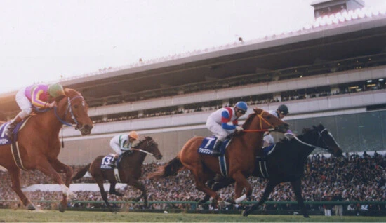 ウマ娘』でも描かれる強豪ライバルたちとの激闘 グラスワンダー