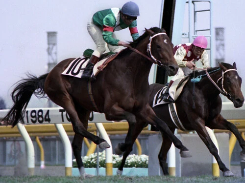 無敗で日本ダービーを制したシンボリルドルフ（青帽）　photo by Kyodo News