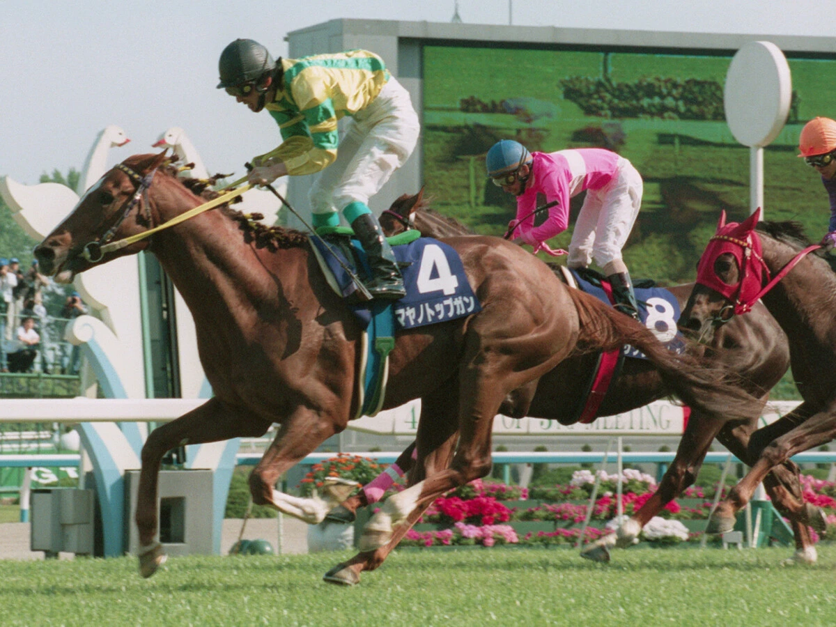 『ウマ娘』でも描かれる超人的センス　変幻自在のマヤノトップガンが魅せた大外からの強襲劇