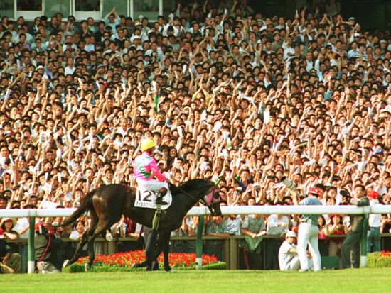 アイネスフウジンがダービーを制したレース後、鞍上の「ナカノコール」が沸き起こった　photo by Sankei Visual