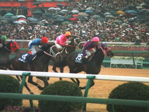 強豪ライバルたちを蹴散らして1989年の有馬記念を制したイナリワン（ピンク帽）　photo by Sankei Visual