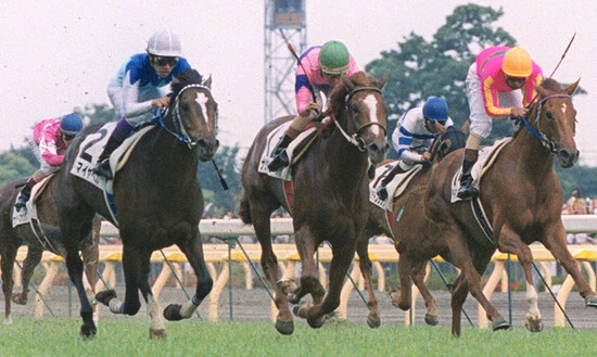 「３強」の争いを制して日本ダービーで戴冠を遂げたアドマイヤベガ（写真左。白帽）photo by Kyodo News