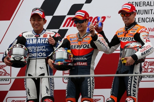 バレンシアでの最終戦、中須賀(写真左)が見事に２位表彰台を獲得