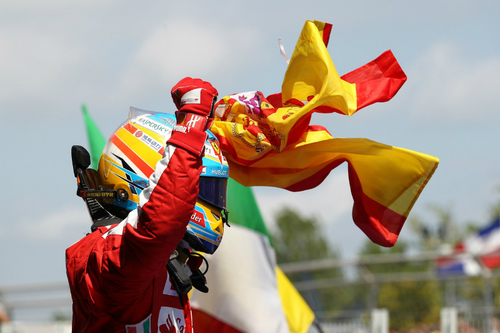 レース後、スペイン国旗を手に喜びを爆発させたフェルナンド・アロンソ(フェラーリ)