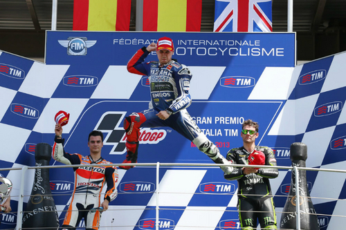 イタリアGPで優勝したロレンソ（中央）は表彰台でお決まりのジャンプ