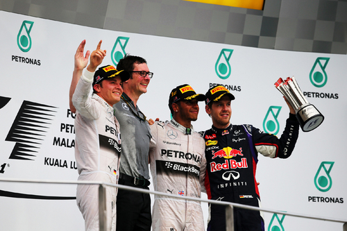 マレーシアGPの優勝はルイス・ハミルトン（写真右から２番目）、２位にニコ・ロズベルグ（左）、３位はセバスチャン・ベッテル（右）