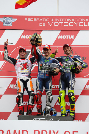 日本GPの優勝はロレンソ(中央)、2位にマルケス(左)、3位はロッシ(右)
