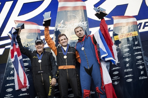 オーストリアで優勝したのはニコラス・イワノフ（写真中央）。2位のナイジェル・ラム（左）が年間総合優勝を決めた