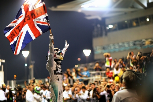 総合優勝を決め、国旗を手に喜びを全身で表現するハミルトン