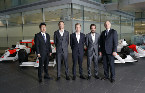 2015年の体制を発表したマクラーレン・ホンダ。左からホンダF1総責任者の新井康久、ドライバーのジェンソン・バトン、ケビン・マグヌッセン、フェルナンド・アロンソ、CEOのロン・デニス