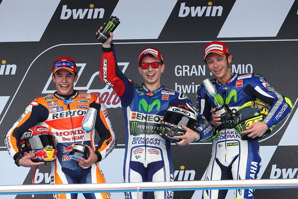 スペインGPの優勝はロレンソ（中央）。2位にマルケス（左）、3位にロッシ（右）
