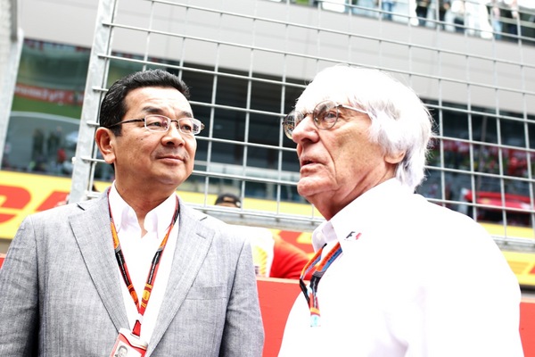 F1界のボス、バーニー・エクレストン(写真右)と話すホンダの八郷隆弘新社長