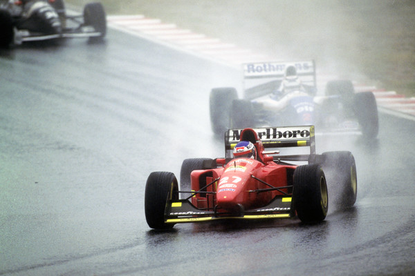 1994年の日本GPで雨のなかを激走するフェラーリのジャン・アレジ