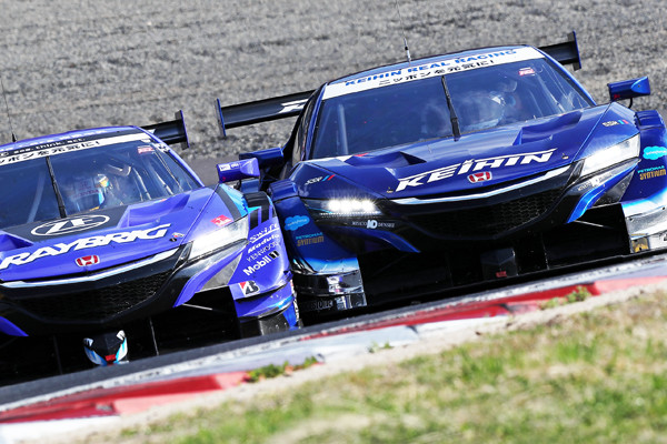 優勝したKEIHIN NSX-GT（右）と２位のRAYBRIG NSX-GT（左）