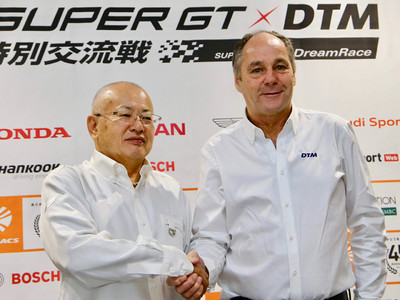 握手を交わすスーパーGTの坂東代表（左）とITR社のベルガー氏