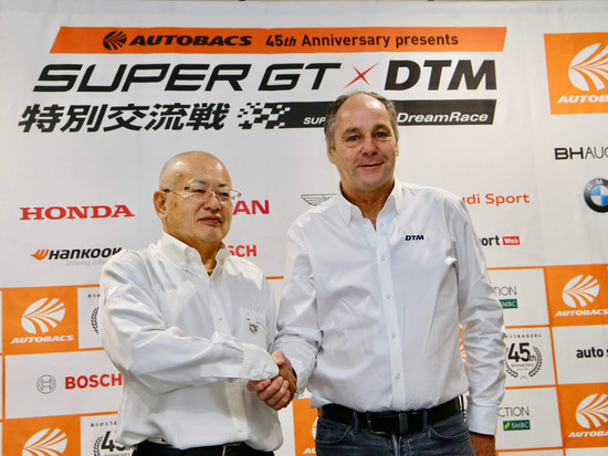 スーパーGTとDTMの交流戦の会見で握手するベルガー（写真右）とスーパーGT運営団体GTAの坂東正明代表