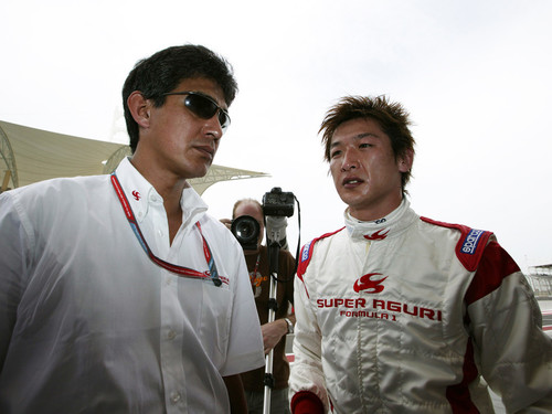 「スーパーアグリ」時代の鈴木亜久里（写真左）と、当時ドライバーだった井出有治